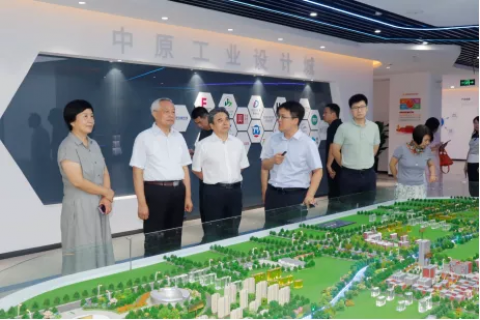 省政協(xié)常委、省政協(xié)港澳臺僑和外事委員會主任楊京偉一行蒞臨中原工業(yè)設(shè)計(jì)城參觀考察