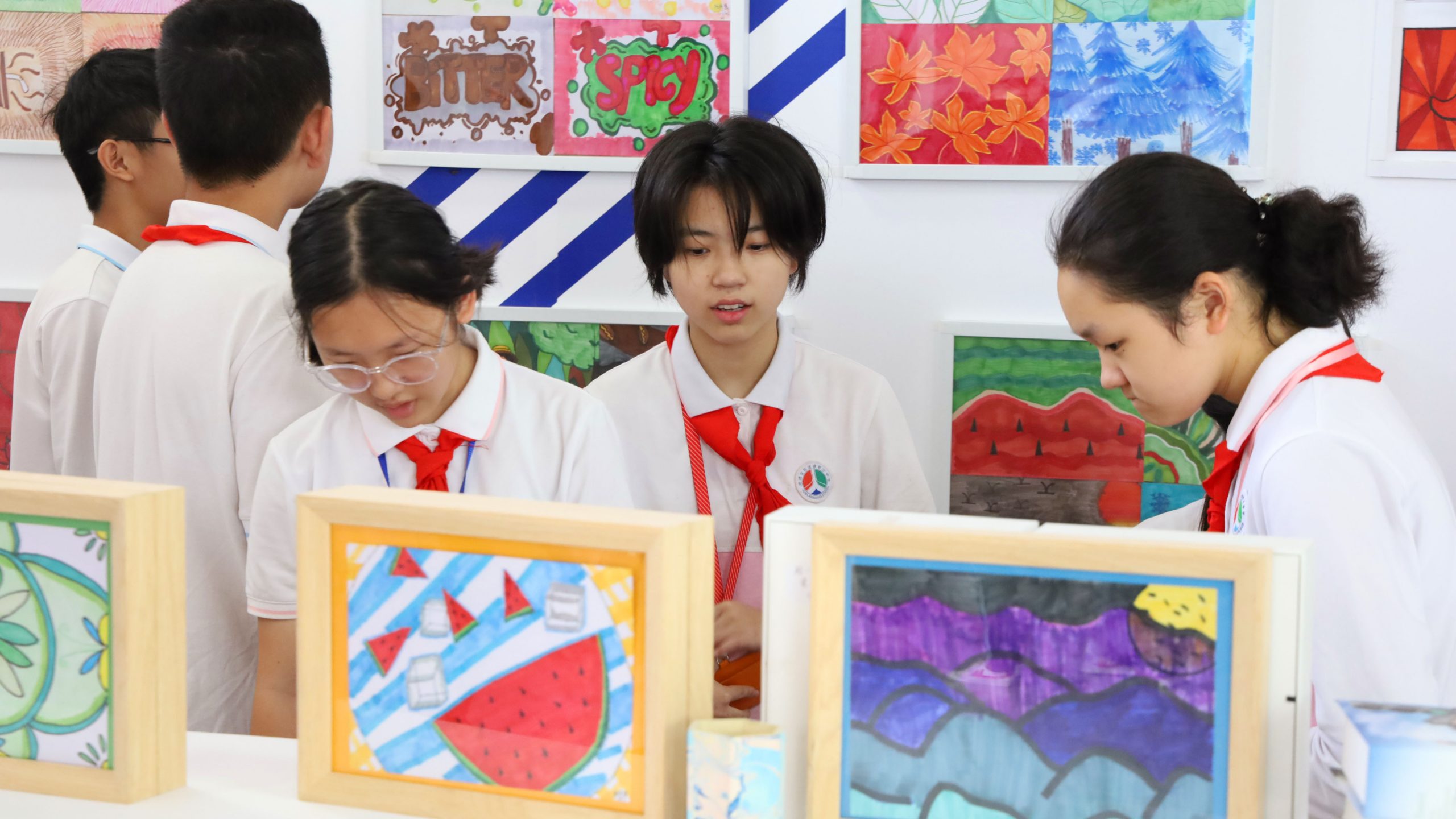展示設(shè)計(jì)研學(xué)成果！創(chuàng)新設(shè)計(jì)作品企劃展在君蘭中學(xué)掀起熱潮