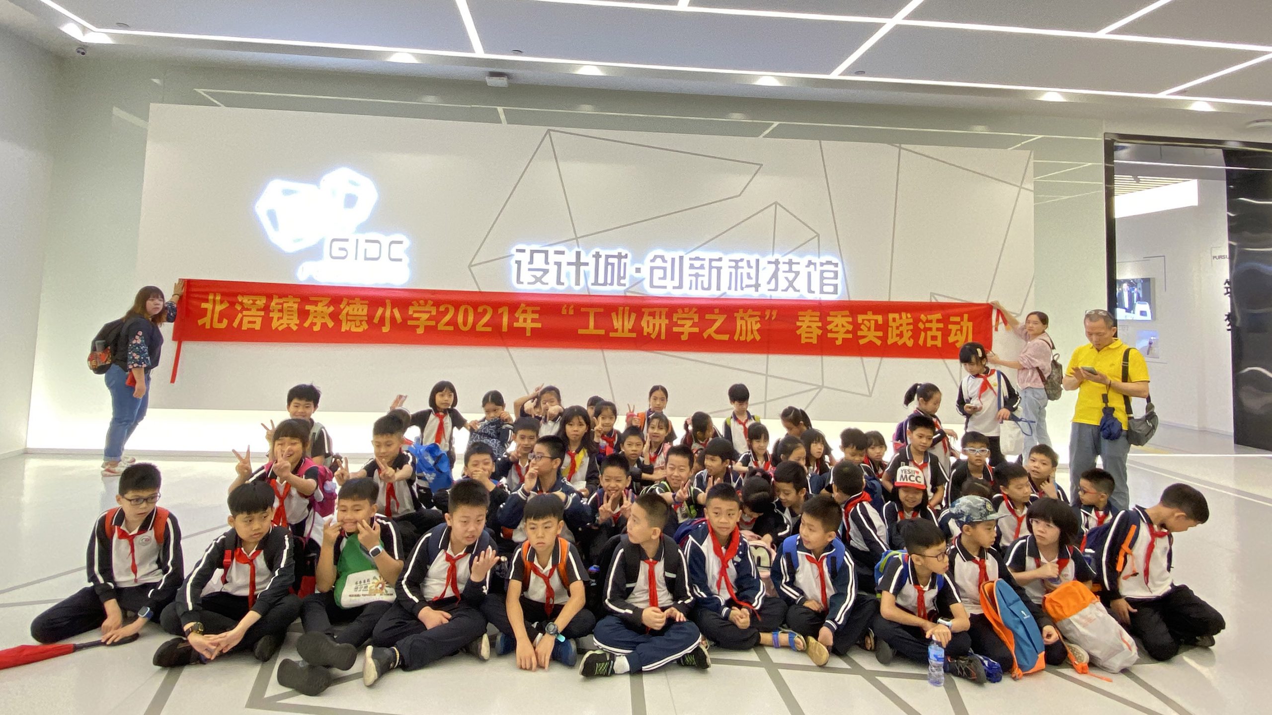 00名小學(xué)生“沸騰”了，在我城來一場創(chuàng)意紛呈的工業(yè)研學(xué)之旅"