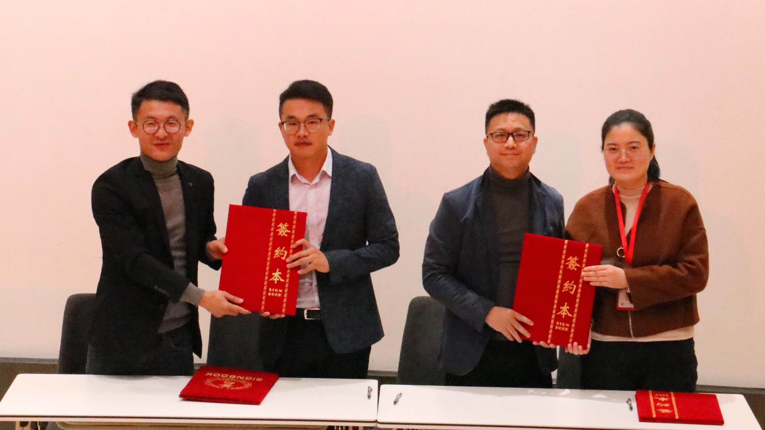 灣區(qū)校企協(xié)同創(chuàng)新賦能產(chǎn)業(yè)發(fā)展對(duì)接活動(dòng)暨灣區(qū)設(shè)計(jì)人才聯(lián)合培養(yǎng)簽約儀式成功舉辦