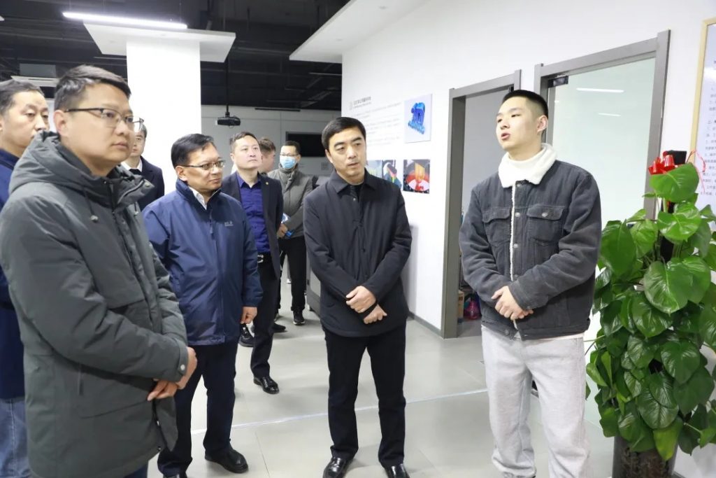 山陽(yáng)區(qū)委常委、組織部長(zhǎng)柴英杰到訪中原工業(yè)設(shè)計(jì)城參觀指導(dǎo)