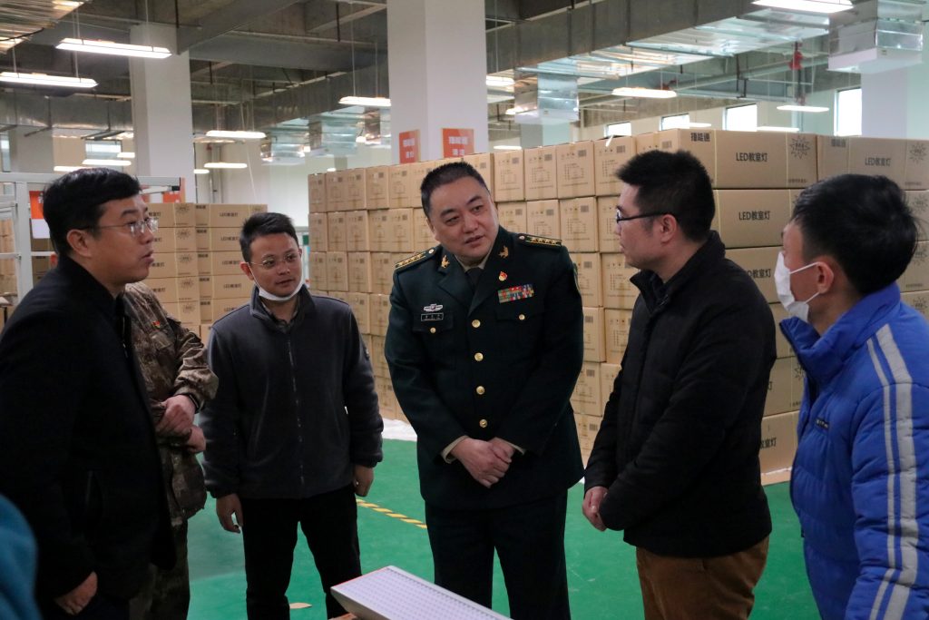 宜春市委常委、軍分區(qū)政委黃長(zhǎng)平調(diào)研走訪中部教裝城，勉勵(lì)說(shuō)……