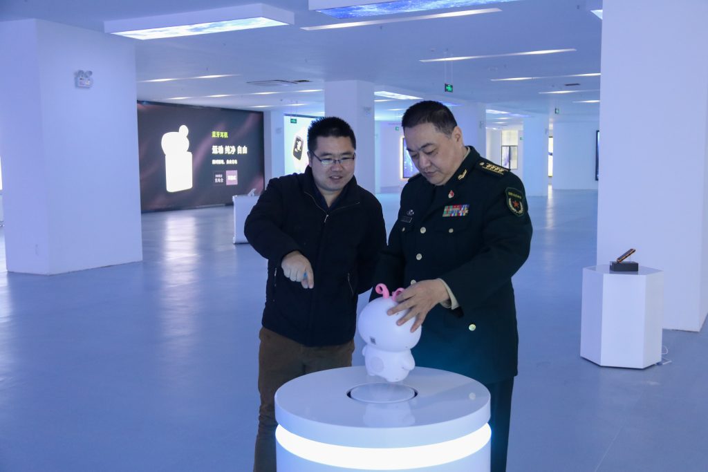 宜春市委常委、軍分區(qū)政委黃長(zhǎng)平調(diào)研走訪中部教裝城，勉勵(lì)說(shuō)……