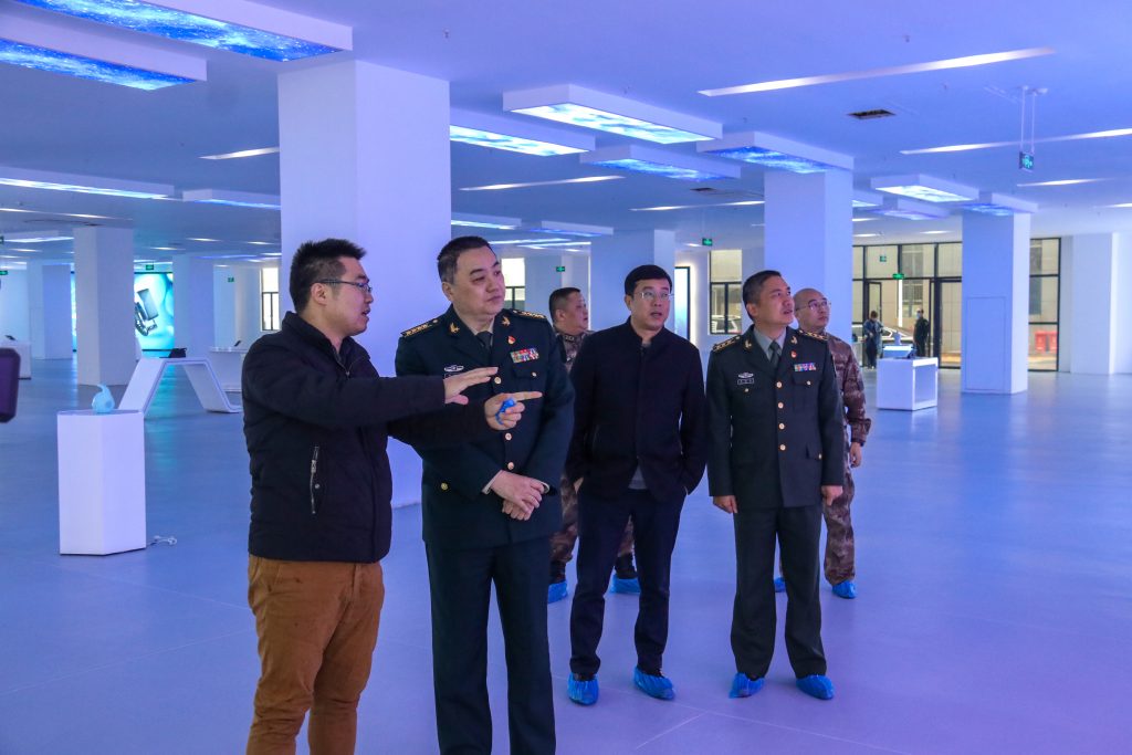 宜春市委常委、軍分區(qū)政委黃長(zhǎng)平調(diào)研走訪中部教裝城，勉勵(lì)說(shuō)……