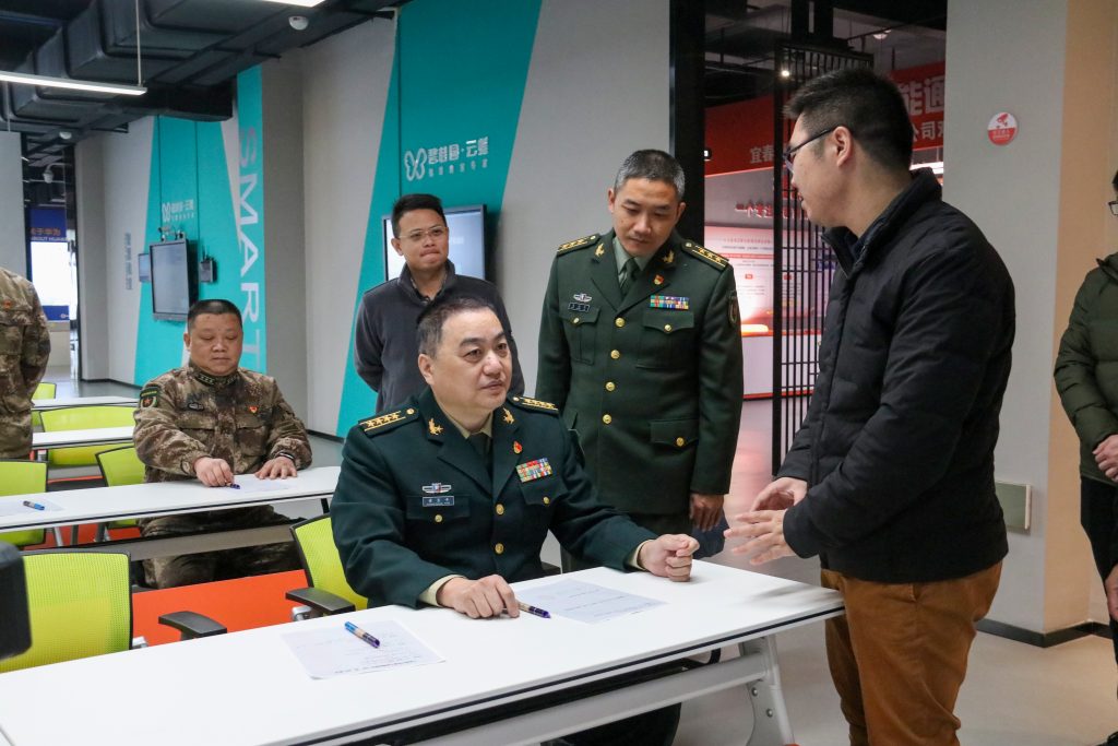 宜春市委常委、軍分區(qū)政委黃長(zhǎng)平調(diào)研走訪中部教裝城，勉勵(lì)說(shuō)……