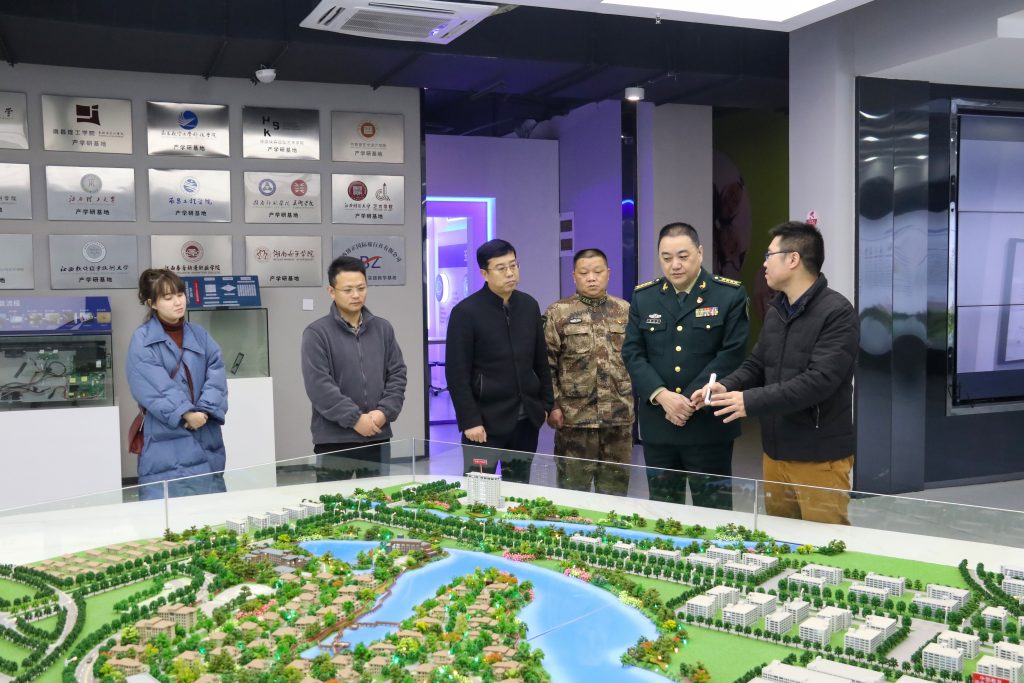 宜春市委常委、軍分區(qū)政委黃長(zhǎng)平調(diào)研走訪中部教裝城，勉勵(lì)說(shuō)……