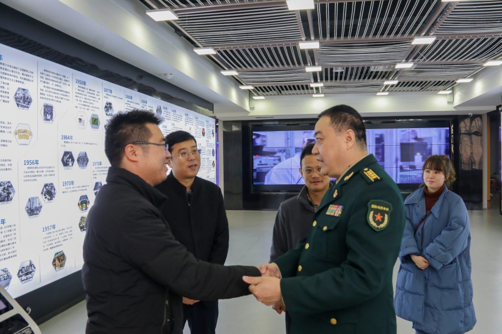宜春市委常委、軍分區(qū)政委黃長(zhǎng)平調(diào)研走訪中部教裝城，勉勵(lì)說(shuō)……