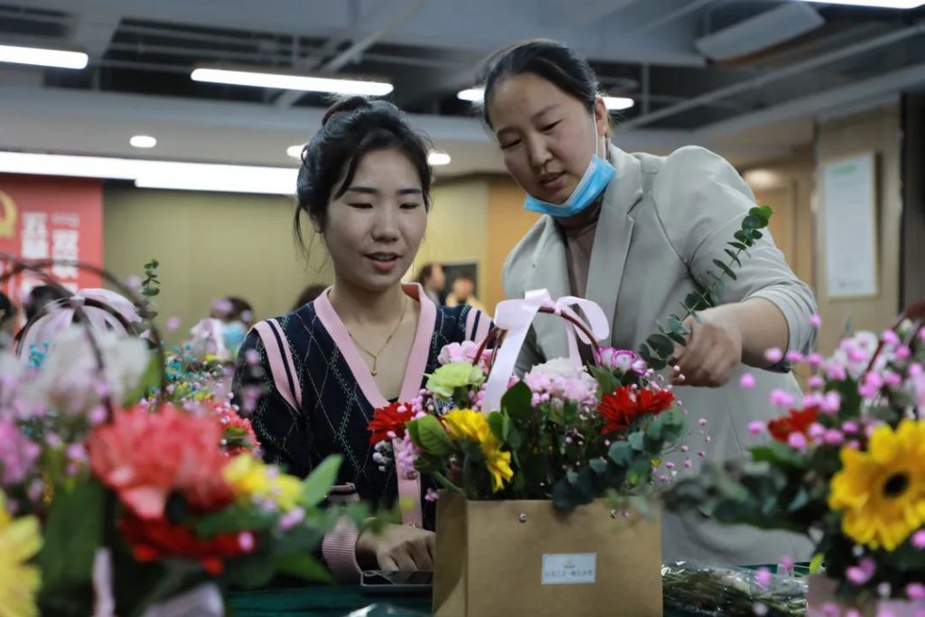 剪去浮華 | 中原工業(yè)設(shè)計(jì)城成功舉辦“以花之名·贈(zèng)爾余香”花藝沙龍活動(dòng)