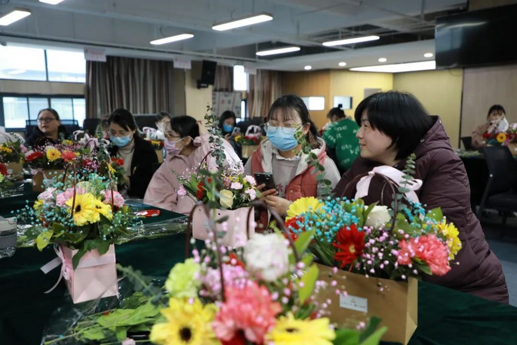 剪去浮華 | 中原工業(yè)設(shè)計(jì)城成功舉辦“以花之名·贈(zèng)爾余香”花藝沙龍活動(dòng)