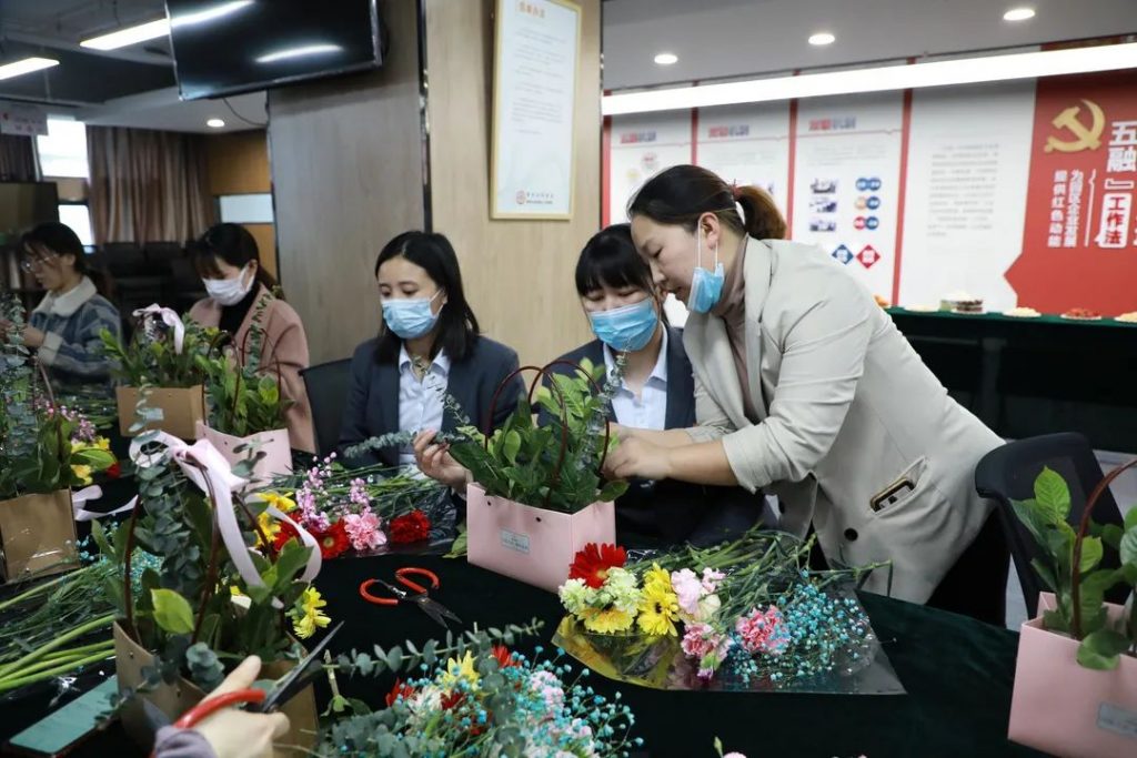 剪去浮華 | 中原工業(yè)設(shè)計(jì)城成功舉辦“以花之名·贈(zèng)爾余香”花藝沙龍活動(dòng)