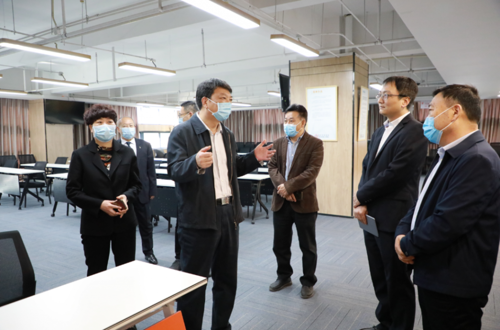 焦作市委常委、統(tǒng)戰(zhàn)部部長董炳麓一行蒞臨中原工業(yè)設(shè)計城參觀調(diào)研