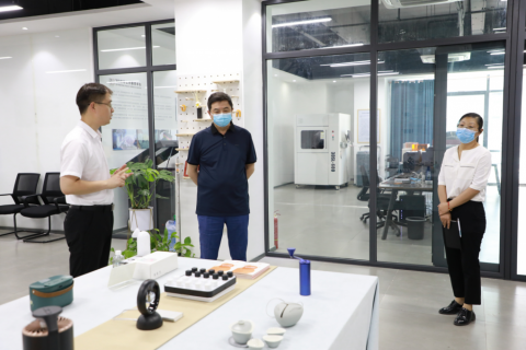 河南省科技企業(yè)孵化器協(xié)會會長劉華一行蒞臨設計城參觀調研