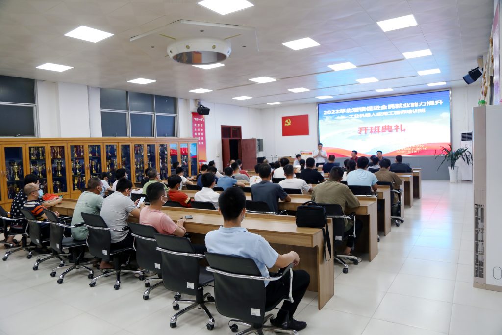工業(yè)機(jī)器人應(yīng)用工程師開(kāi)班！設(shè)計(jì)城為順德智造培養(yǎng)“種子人才”