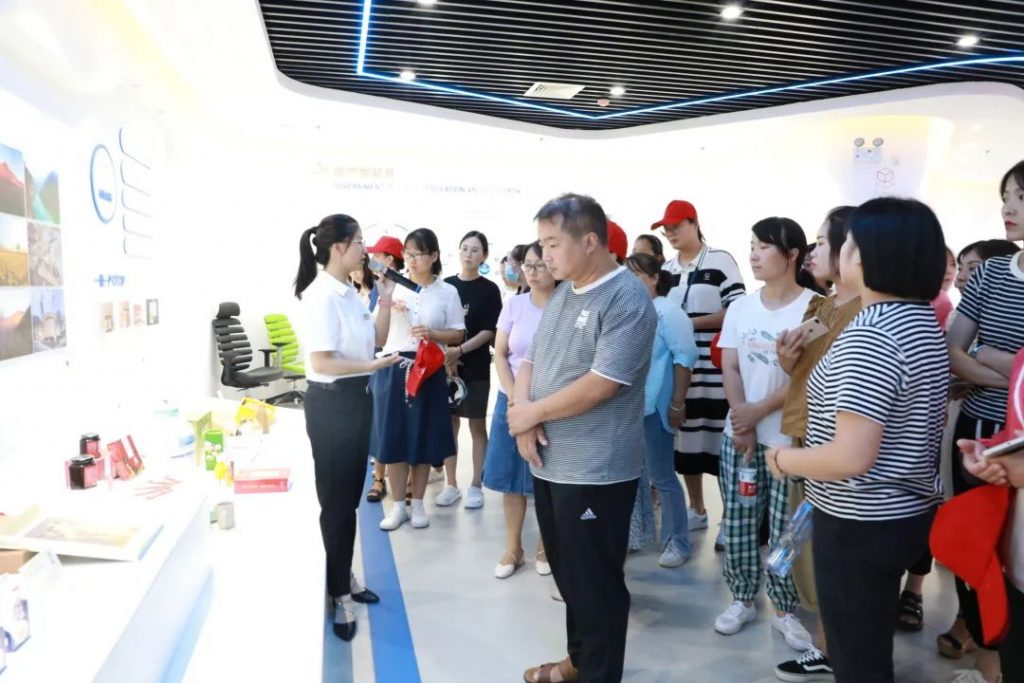 研學(xué)基地動態(tài)丨示范區(qū)教育局帶領(lǐng)骨干教師一行蒞臨設(shè)計城參觀研學(xué)基地