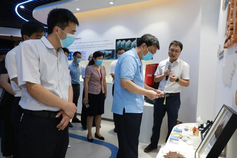 焦作市委常委、統戰部部長董炳麓一行蒞臨設計城參觀調研