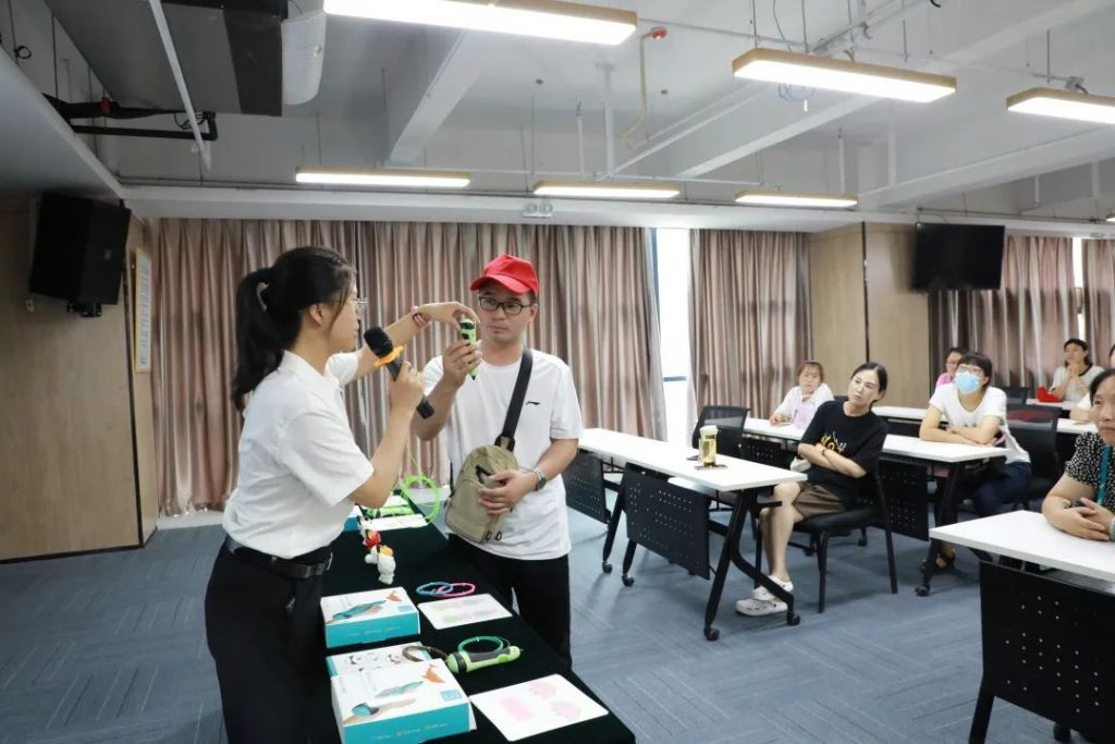 研學(xué)基地動態(tài)丨示范區(qū)教育局帶領(lǐng)骨干教師一行蒞臨設(shè)計城參觀研學(xué)基地