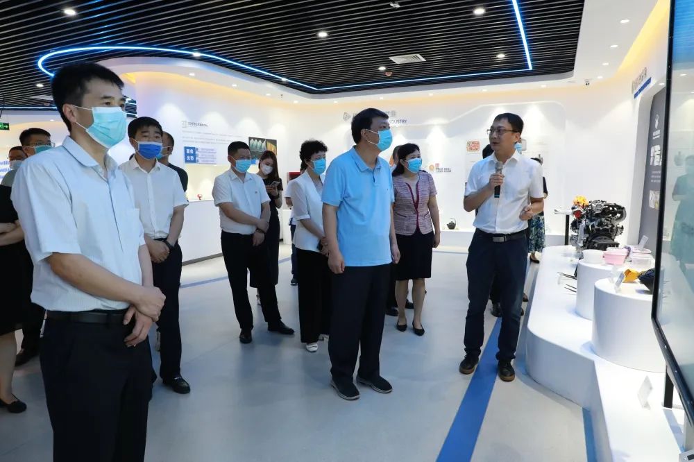 焦作市委常委、統戰部部長董炳麓一行蒞臨設計城參觀調研