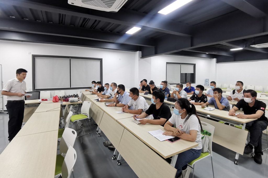 “拋磚”引智能制造專才 設(shè)計城第三期機(jī)器人培訓(xùn)班開課