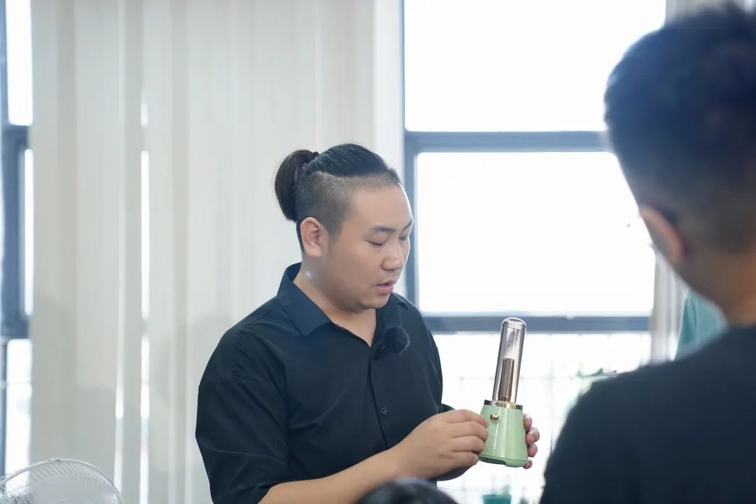 “解鎖”高科技！他這個設計拿下紅點獎 | 從800到8000，牢記囑托開新局⑩